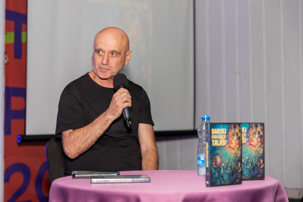 <p>"Riječ je o prvom projektu ove vrste u Crnoj Gori, kojim je na jednom nosaču zvuka predstavljena cjelovita pop-rock scena grada. Urednik i izvršni producent je Željko Milović, a kreativni producent Božidar Gagović. Projekat izdavačke kuće 'Mediteran Multimedia' finansijski je podržala Opština Bar kroz konkurs za raspodjelu sredstava nevladinim organizacijama, potvrđujući opredijeljenost da podrži razvoj savremenog muzičkog stvaralaštva", ističe se u saopštenju Javne ustanove (JU) Kulturni centar Bar.</p>