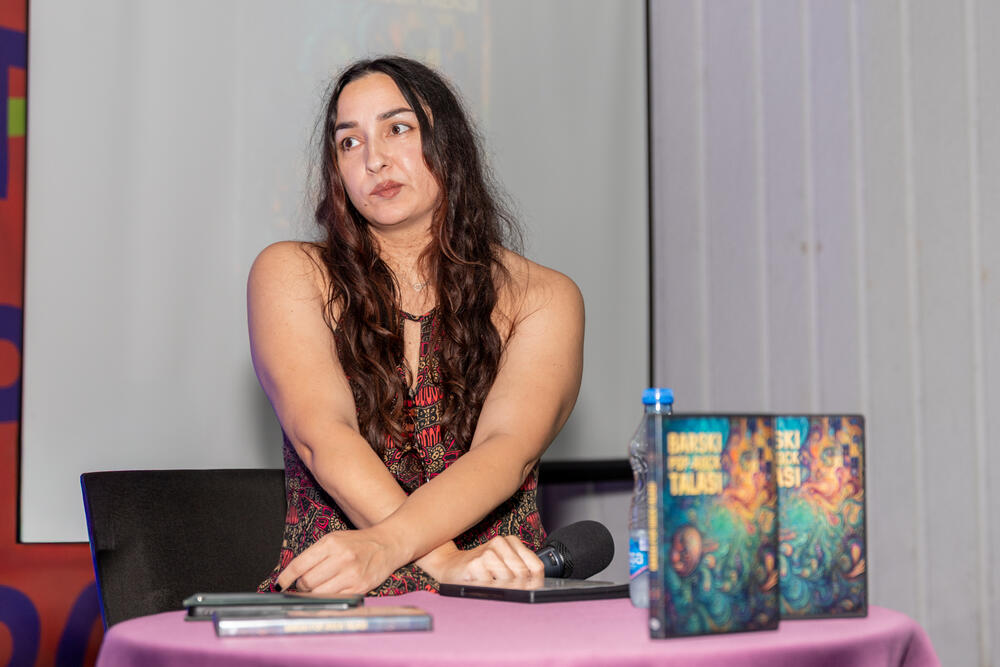 <p>"Riječ je o prvom projektu ove vrste u Crnoj Gori, kojim je na jednom nosaču zvuka predstavljena cjelovita pop-rock scena grada. Urednik i izvršni producent je Željko Milović, a kreativni producent Božidar Gagović. Projekat izdavačke kuće 'Mediteran Multimedia' finansijski je podržala Opština Bar kroz konkurs za raspodjelu sredstava nevladinim organizacijama, potvrđujući opredijeljenost da podrži razvoj savremenog muzičkog stvaralaštva", ističe se u saopštenju Javne ustanove (JU) Kulturni centar Bar.</p>