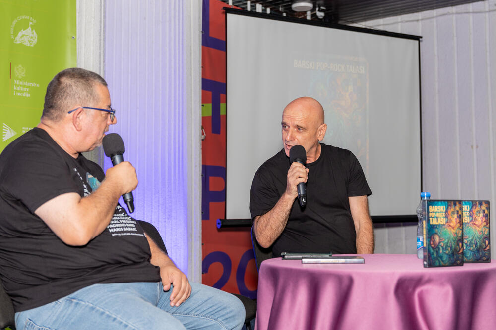 <p>"Riječ je o prvom projektu ove vrste u Crnoj Gori, kojim je na jednom nosaču zvuka predstavljena cjelovita pop-rock scena grada. Urednik i izvršni producent je Željko Milović, a kreativni producent Božidar Gagović. Projekat izdavačke kuće 'Mediteran Multimedia' finansijski je podržala Opština Bar kroz konkurs za raspodjelu sredstava nevladinim organizacijama, potvrđujući opredijeljenost da podrži razvoj savremenog muzičkog stvaralaštva", ističe se u saopštenju Javne ustanove (JU) Kulturni centar Bar.</p>