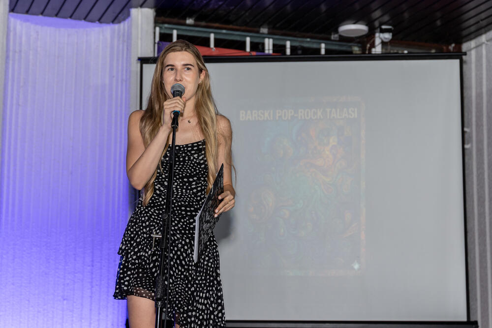 <p>"Riječ je o prvom projektu ove vrste u Crnoj Gori, kojim je na jednom nosaču zvuka predstavljena cjelovita pop-rock scena grada. Urednik i izvršni producent je Željko Milović, a kreativni producent Božidar Gagović. Projekat izdavačke kuće 'Mediteran Multimedia' finansijski je podržala Opština Bar kroz konkurs za raspodjelu sredstava nevladinim organizacijama, potvrđujući opredijeljenost da podrži razvoj savremenog muzičkog stvaralaštva", ističe se u saopštenju Javne ustanove (JU) Kulturni centar Bar.</p>