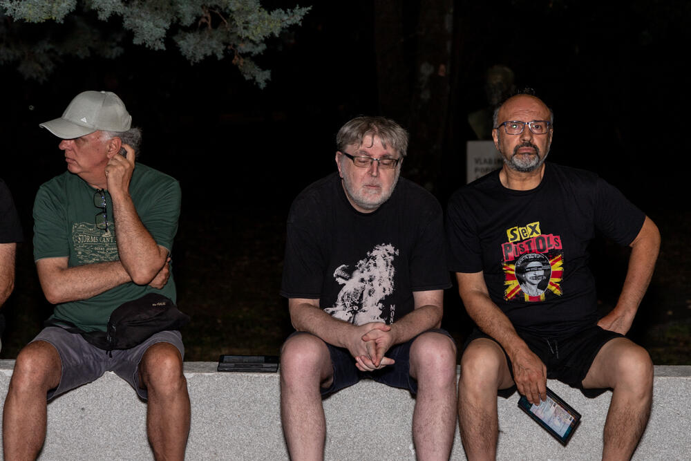 <p>"Riječ je o prvom projektu ove vrste u Crnoj Gori, kojim je na jednom nosaču zvuka predstavljena cjelovita pop-rock scena grada. Urednik i izvršni producent je Željko Milović, a kreativni producent Božidar Gagović. Projekat izdavačke kuće 'Mediteran Multimedia' finansijski je podržala Opština Bar kroz konkurs za raspodjelu sredstava nevladinim organizacijama, potvrđujući opredijeljenost da podrži razvoj savremenog muzičkog stvaralaštva", ističe se u saopštenju Javne ustanove (JU) Kulturni centar Bar.</p>