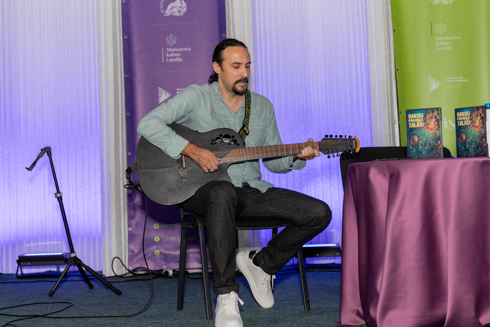 <p>"Riječ je o prvom projektu ove vrste u Crnoj Gori, kojim je na jednom nosaču zvuka predstavljena cjelovita pop-rock scena grada. Urednik i izvršni producent je Željko Milović, a kreativni producent Božidar Gagović. Projekat izdavačke kuće 'Mediteran Multimedia' finansijski je podržala Opština Bar kroz konkurs za raspodjelu sredstava nevladinim organizacijama, potvrđujući opredijeljenost da podrži razvoj savremenog muzičkog stvaralaštva", ističe se u saopštenju Javne ustanove (JU) Kulturni centar Bar.</p>