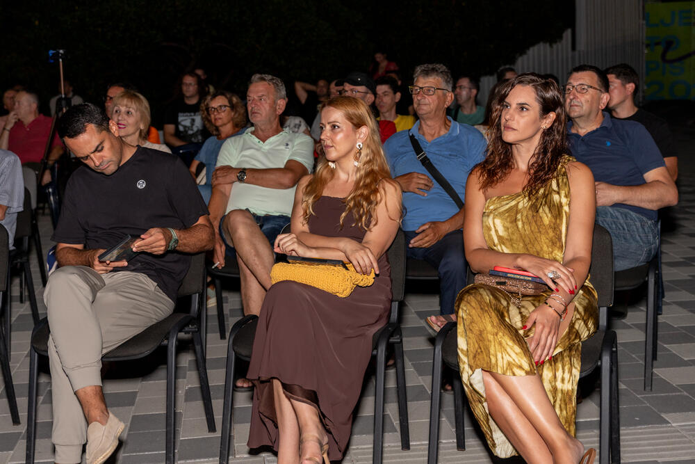 <p>"Riječ je o prvom projektu ove vrste u Crnoj Gori, kojim je na jednom nosaču zvuka predstavljena cjelovita pop-rock scena grada. Urednik i izvršni producent je Željko Milović, a kreativni producent Božidar Gagović. Projekat izdavačke kuće 'Mediteran Multimedia' finansijski je podržala Opština Bar kroz konkurs za raspodjelu sredstava nevladinim organizacijama, potvrđujući opredijeljenost da podrži razvoj savremenog muzičkog stvaralaštva", ističe se u saopštenju Javne ustanove (JU) Kulturni centar Bar.</p>