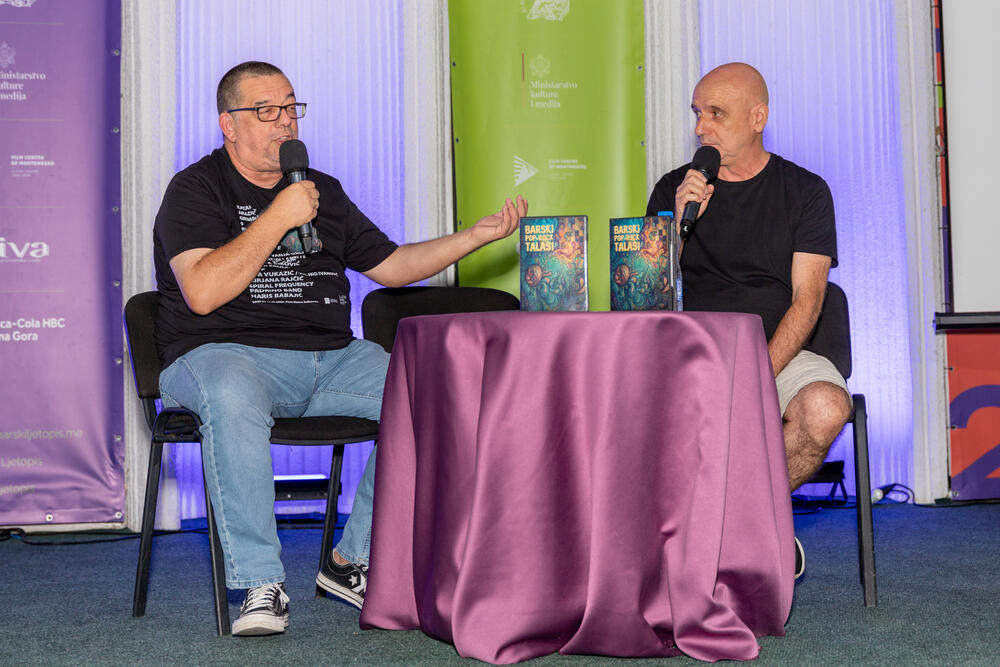 <p>"Riječ je o prvom projektu ove vrste u Crnoj Gori, kojim je na jednom nosaču zvuka predstavljena cjelovita pop-rock scena grada. Urednik i izvršni producent je Željko Milović, a kreativni producent Božidar Gagović. Projekat izdavačke kuće 'Mediteran Multimedia' finansijski je podržala Opština Bar kroz konkurs za raspodjelu sredstava nevladinim organizacijama, potvrđujući opredijeljenost da podrži razvoj savremenog muzičkog stvaralaštva", ističe se u saopštenju Javne ustanove (JU) Kulturni centar Bar.</p>