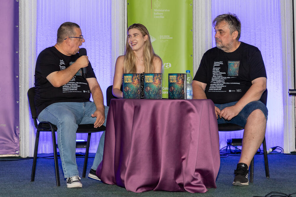 <p>"Riječ je o prvom projektu ove vrste u Crnoj Gori, kojim je na jednom nosaču zvuka predstavljena cjelovita pop-rock scena grada. Urednik i izvršni producent je Željko Milović, a kreativni producent Božidar Gagović. Projekat izdavačke kuće 'Mediteran Multimedia' finansijski je podržala Opština Bar kroz konkurs za raspodjelu sredstava nevladinim organizacijama, potvrđujući opredijeljenost da podrži razvoj savremenog muzičkog stvaralaštva", ističe se u saopštenju Javne ustanove (JU) Kulturni centar Bar.</p>