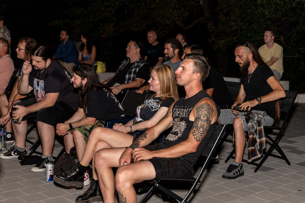 <p>"Riječ je o prvom projektu ove vrste u Crnoj Gori, kojim je na jednom nosaču zvuka predstavljena cjelovita pop-rock scena grada. Urednik i izvršni producent je Željko Milović, a kreativni producent Božidar Gagović. Projekat izdavačke kuće 'Mediteran Multimedia' finansijski je podržala Opština Bar kroz konkurs za raspodjelu sredstava nevladinim organizacijama, potvrđujući opredijeljenost da podrži razvoj savremenog muzičkog stvaralaštva", ističe se u saopštenju Javne ustanove (JU) Kulturni centar Bar.</p>