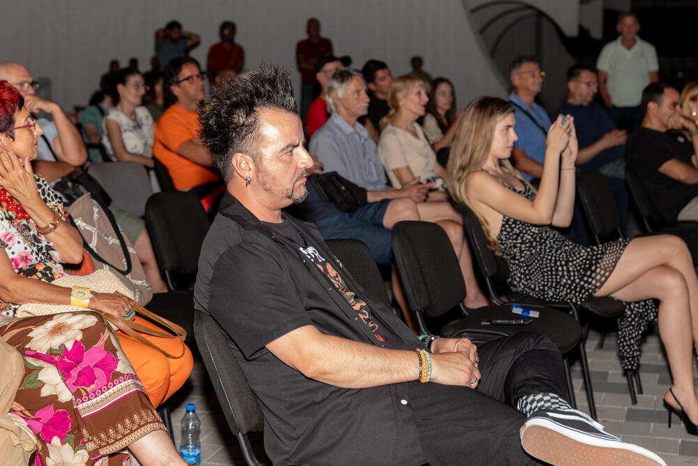 <p>"Riječ je o prvom projektu ove vrste u Crnoj Gori, kojim je na jednom nosaču zvuka predstavljena cjelovita pop-rock scena grada. Urednik i izvršni producent je Željko Milović, a kreativni producent Božidar Gagović. Projekat izdavačke kuće 'Mediteran Multimedia' finansijski je podržala Opština Bar kroz konkurs za raspodjelu sredstava nevladinim organizacijama, potvrđujući opredijeljenost da podrži razvoj savremenog muzičkog stvaralaštva", ističe se u saopštenju Javne ustanove (JU) Kulturni centar Bar.</p>