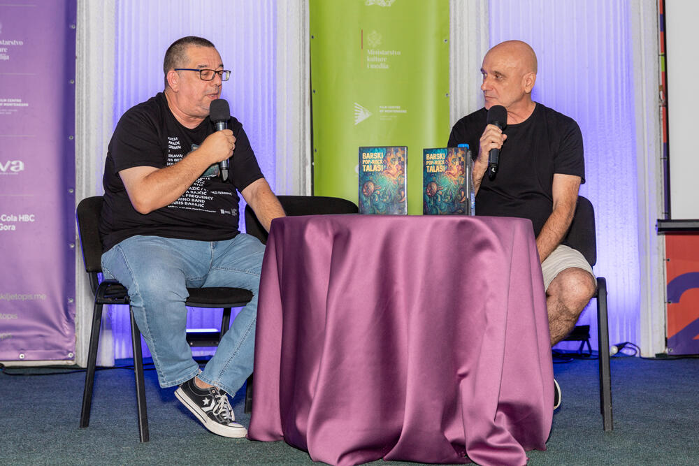 <p>"Riječ je o prvom projektu ove vrste u Crnoj Gori, kojim je na jednom nosaču zvuka predstavljena cjelovita pop-rock scena grada. Urednik i izvršni producent je Željko Milović, a kreativni producent Božidar Gagović. Projekat izdavačke kuće 'Mediteran Multimedia' finansijski je podržala Opština Bar kroz konkurs za raspodjelu sredstava nevladinim organizacijama, potvrđujući opredijeljenost da podrži razvoj savremenog muzičkog stvaralaštva", ističe se u saopštenju Javne ustanove (JU) Kulturni centar Bar.</p>