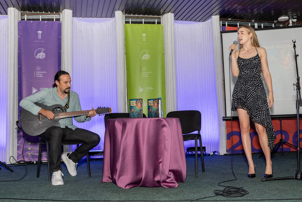 <p>"Riječ je o prvom projektu ove vrste u Crnoj Gori, kojim je na jednom nosaču zvuka predstavljena cjelovita pop-rock scena grada. Urednik i izvršni producent je Željko Milović, a kreativni producent Božidar Gagović. Projekat izdavačke kuće 'Mediteran Multimedia' finansijski je podržala Opština Bar kroz konkurs za raspodjelu sredstava nevladinim organizacijama, potvrđujući opredijeljenost da podrži razvoj savremenog muzičkog stvaralaštva", ističe se u saopštenju Javne ustanove (JU) Kulturni centar Bar.</p>