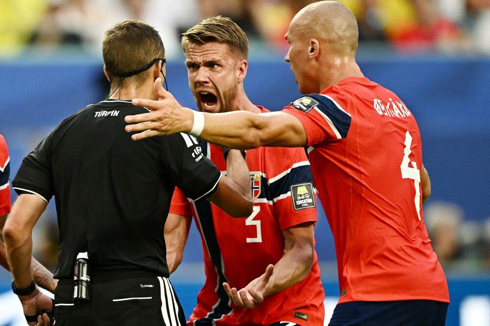 Norveški fudbaleri protestuju kod sudije poslije izjednačujućeg gola Džuda Belingema, Foto: REUTERS/Dylan Martinez