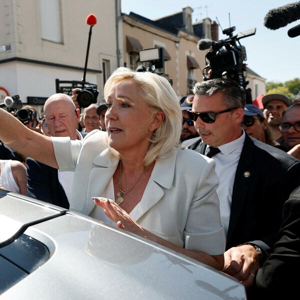 Le Pen anketlerde açık ara önde: İkinci turda kazanacak ve...