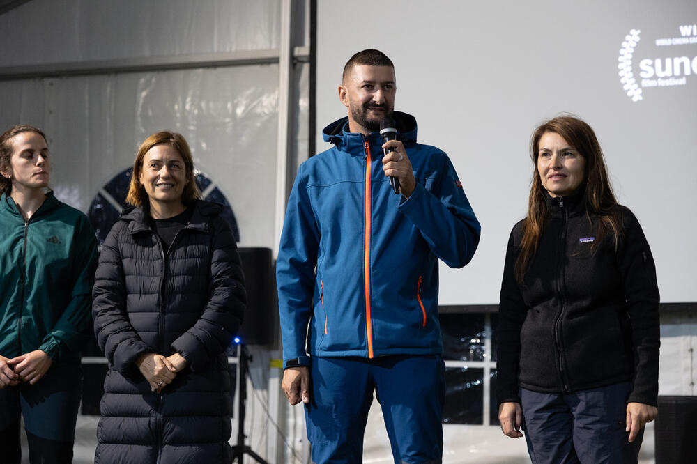 <p>"Kada autori i producenti osam godina rade na jednom filmu, koji potom doživi međunarodna prikazivanja i priznanja, poseban je trenutak kada se taj film vrati na mjesto na kojem je sniman, na 1.720 metara nadmorske visine", kazala je direktorica Filmskog centra Crne Gore Aleksandra Božović</p>