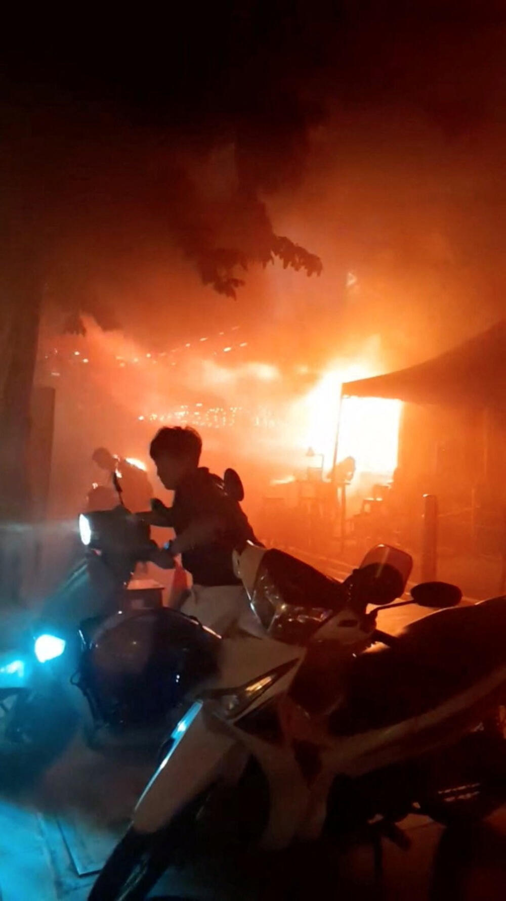 <p>U incidentu u pabu povrijeđene su 63 osobe, od kojih 22 teško, i one su hospitalizovane, izjavio je Surijačaj Ravivan, direktor Odjeljenja za prevenciju i ublažavanje posljedica katastrofa gradske uprave Bangkoka.</p>