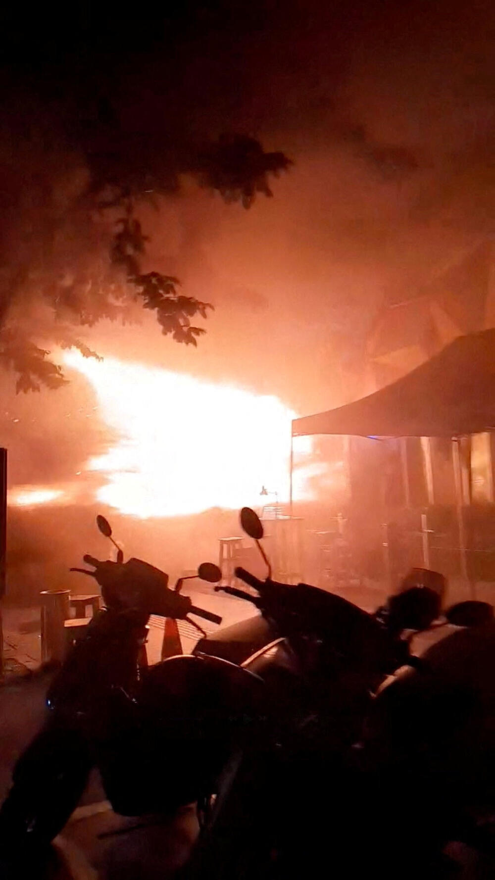 <p>U incidentu u pabu povrijeđene su 63 osobe, od kojih 22 teško, i one su hospitalizovane, izjavio je Surijačaj Ravivan, direktor Odjeljenja za prevenciju i ublažavanje posljedica katastrofa gradske uprave Bangkoka.</p>