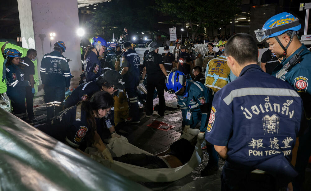 <p>U incidentu u pabu povrijeđene su 63 osobe, od kojih 22 teško, i one su hospitalizovane, izjavio je Surijačaj Ravivan, direktor Odjeljenja za prevenciju i ublažavanje posljedica katastrofa gradske uprave Bangkoka.</p>