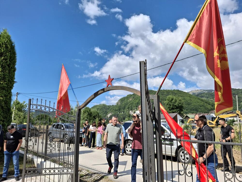 <p>Sa Breze je poručeno da je 13. jul "nesumnjivo jedan od najvažnijih datuma u bogatoj istoriji Crne Gore, od Berlinskog kongresa 1878. godine, kao i od prvog organizovanog ustanka protiv fašizma u porobljenoj Evropi 1941. godine"</p>