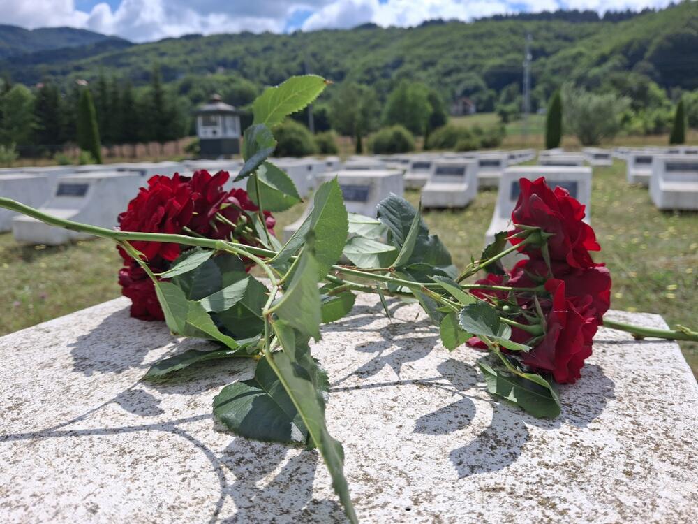 <p>Sa Breze je poručeno da je 13. jul "nesumnjivo jedan od najvažnijih datuma u bogatoj istoriji Crne Gore, od Berlinskog kongresa 1878. godine, kao i od prvog organizovanog ustanka protiv fašizma u porobljenoj Evropi 1941. godine"</p>