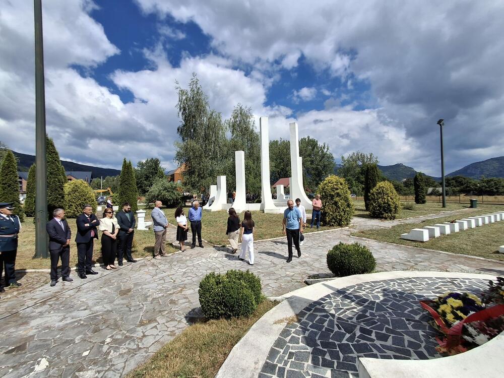 <p>Sa Breze je poručeno da je 13. jul "nesumnjivo jedan od najvažnijih datuma u bogatoj istoriji Crne Gore, od Berlinskog kongresa 1878. godine, kao i od prvog organizovanog ustanka protiv fašizma u porobljenoj Evropi 1941. godine"</p>