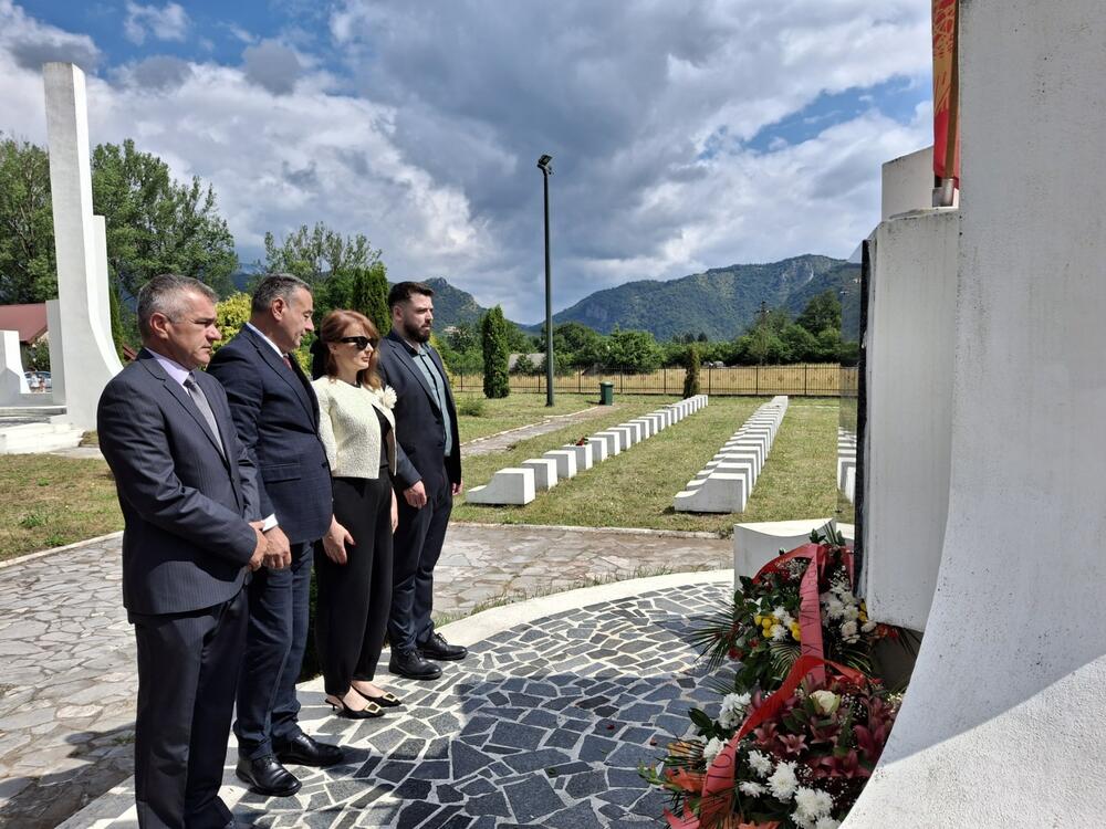 <p>Sa Breze je poručeno da je 13. jul "nesumnjivo jedan od najvažnijih datuma u bogatoj istoriji Crne Gore, od Berlinskog kongresa 1878. godine, kao i od prvog organizovanog ustanka protiv fašizma u porobljenoj Evropi 1941. godine"</p>