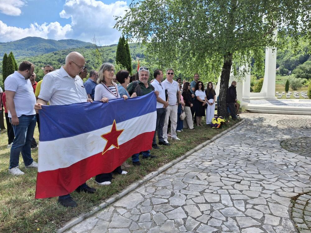 <p>Sa Breze je poručeno da je 13. jul "nesumnjivo jedan od najvažnijih datuma u bogatoj istoriji Crne Gore, od Berlinskog kongresa 1878. godine, kao i od prvog organizovanog ustanka protiv fašizma u porobljenoj Evropi 1941. godine"</p>