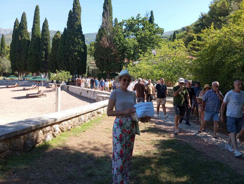 <p>Član Savjeta Mjesne zajednice (MZ) Sveti Stefan i potpredsjednik Građanskog pokreta URA Blažo Rađenović poručio je ispred kapije zatvorenog grada hotela: "Milojko Spajić i Nikola Jovanović su rekli da je Sveti Stefan otvoren. Uvjerite se sami govore li istinu. Danas je rodendan Svetom Stefanu - pogledajte sramotu 'Adriatic Properties-a' - zatvorene kapije grada"</p>