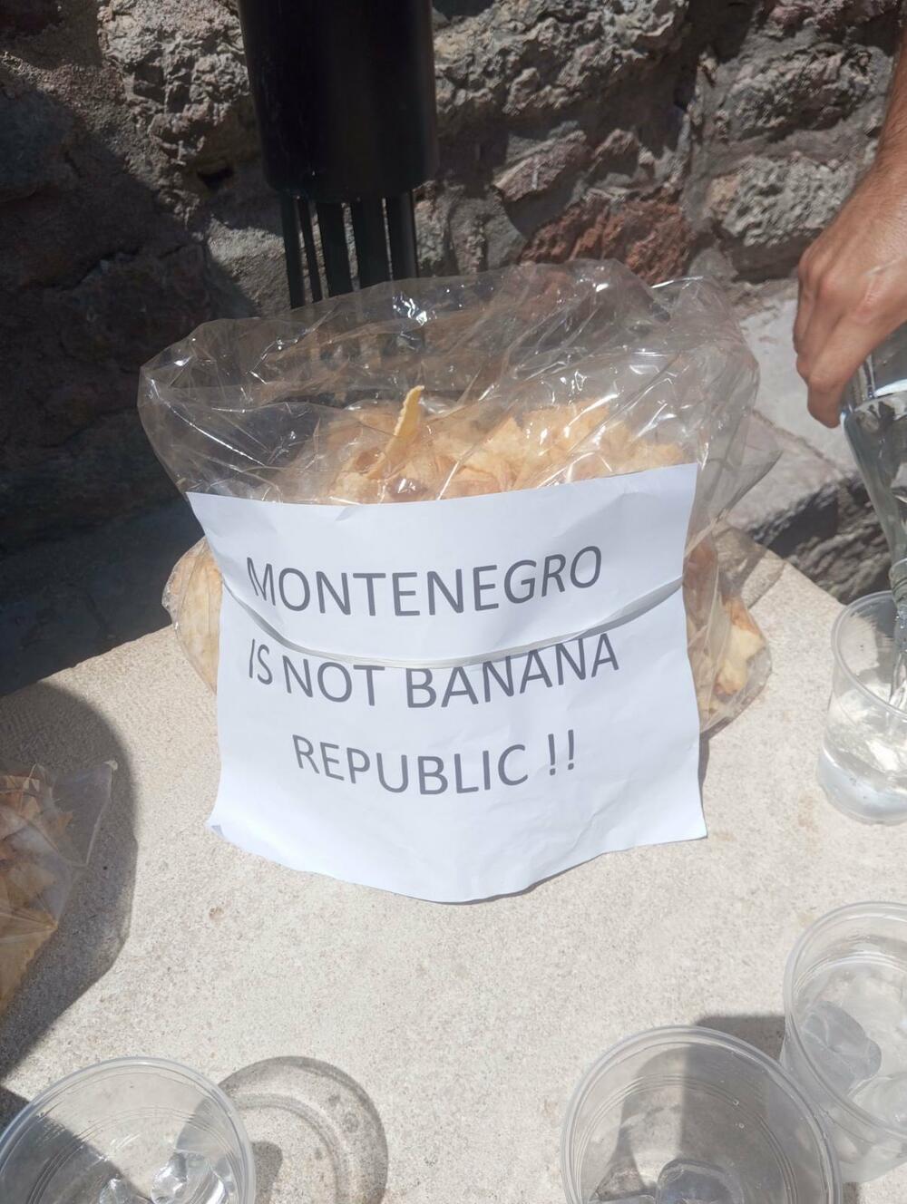 <p>Član Savjeta Mjesne zajednice (MZ) Sveti Stefan i potpredsjednik Građanskog pokreta URA Blažo Rađenović poručio je ispred kapije zatvorenog grada hotela: "Milojko Spajić i Nikola Jovanović su rekli da je Sveti Stefan otvoren. Uvjerite se sami govore li istinu. Danas je rodendan Svetom Stefanu - pogledajte sramotu 'Adriatic Properties-a' - zatvorene kapije grada"</p>