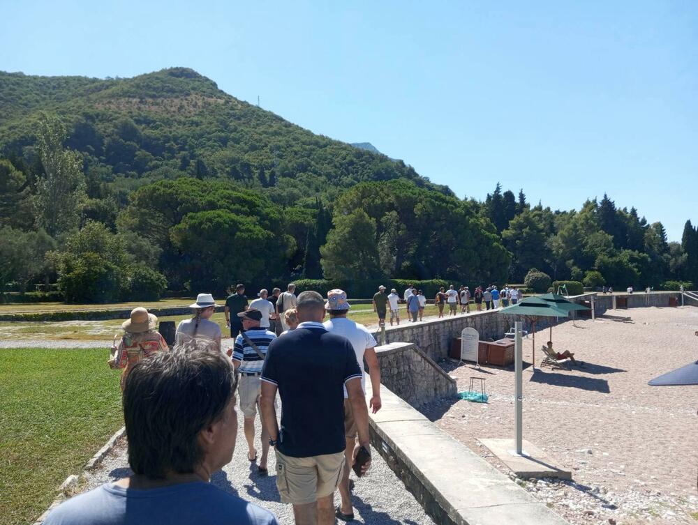 <p>Član Savjeta Mjesne zajednice (MZ) Sveti Stefan i potpredsjednik Građanskog pokreta URA Blažo Rađenović poručio je ispred kapije zatvorenog grada hotela: "Milojko Spajić i Nikola Jovanović su rekli da je Sveti Stefan otvoren. Uvjerite se sami govore li istinu. Danas je rodendan Svetom Stefanu - pogledajte sramotu 'Adriatic Properties-a' - zatvorene kapije grada"</p>