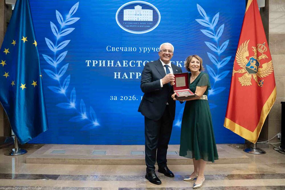 <p>U saopštenju se navodi da je uručujući nagrade, predsjednik Skupštine Crne Gore Andrija Mandić čestitao ovogodišnjim dobitnicima i zahvalio članovima žirija, koji su svoj posao obavili u pozitivnoj atmosferi i u veoma kratkom roku</p>