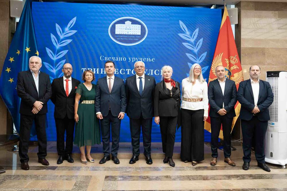 <p>U saopštenju se navodi da je uručujući nagrade, predsjednik Skupštine Crne Gore Andrija Mandić čestitao ovogodišnjim dobitnicima i zahvalio članovima žirija, koji su svoj posao obavili u pozitivnoj atmosferi i u veoma kratkom roku</p>