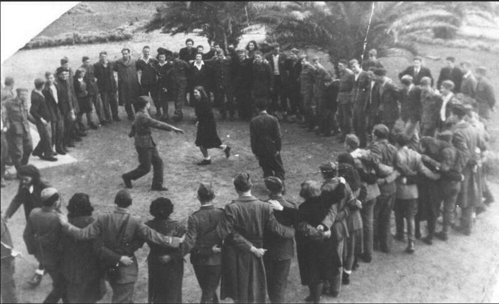 Pripadnici IV Proleterske brigade u kolu