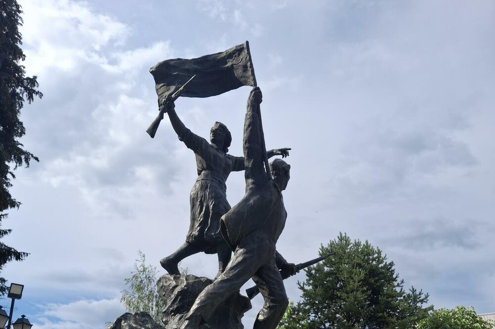 Simbol grada podignutog iz pepela - spomenik na glavnom trgu, Foto: Dragana Šćepanović