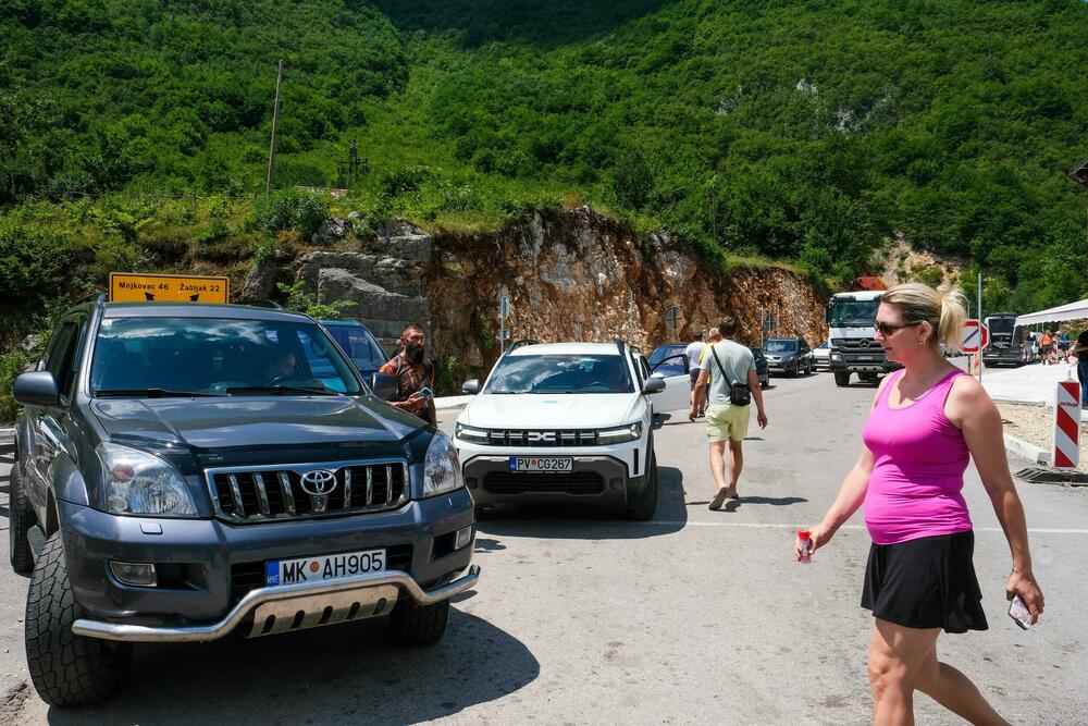 Prilazi mostu haotični dok su rampe spuštene