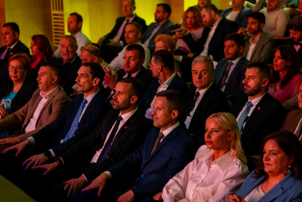 <p>&bdquo;Dugo se čekao ovaj trenutak i teško je pronaći riječi koje mogu da obuhvate snagu emocije, ponosa i zahvalnosti koje osjećamo. Ima trenutaka koji su veći od riječi. Oni u sebi nose decenije ljudskih sudbina, očekivanja, borbi, razočaranja i onu rijetku, dragocjenu ljudsku sposobnost da se, uprkos svemu, ne prestane vjerovati&ldquo;, rekla je Direktorica Gradskog pozorišta Sandra Vujović</p>
