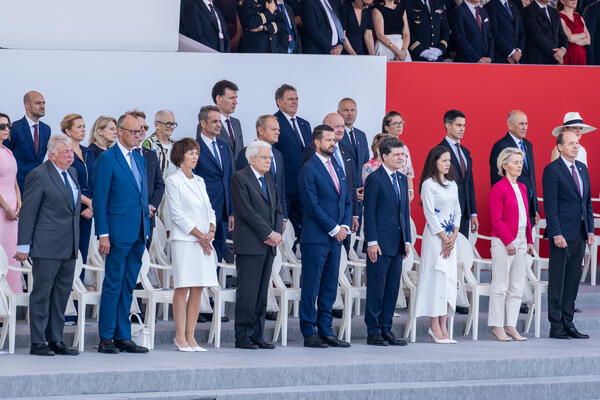 Pripadnici Vojske Crne Gore pronijeli crnogorsku zastavu na vojnoj...