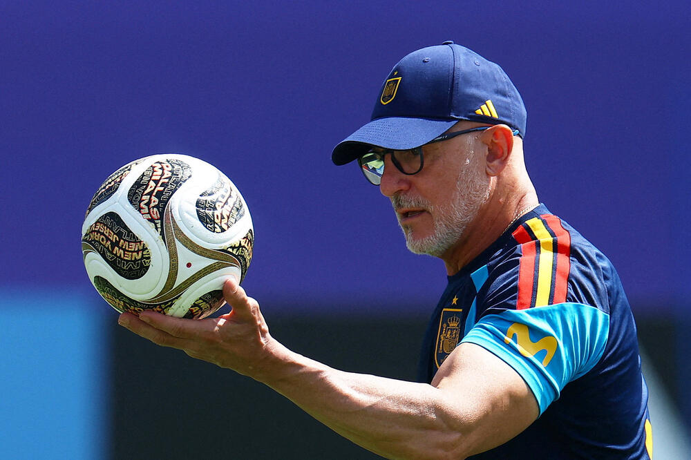 Luis de la Fuente, selektor Španije sa novom loptom, Foto: Reuters