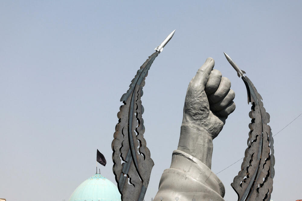 Statua koja simbolizuje ruku pokojnog ajatolaha Alija Hameneija u Teheranu