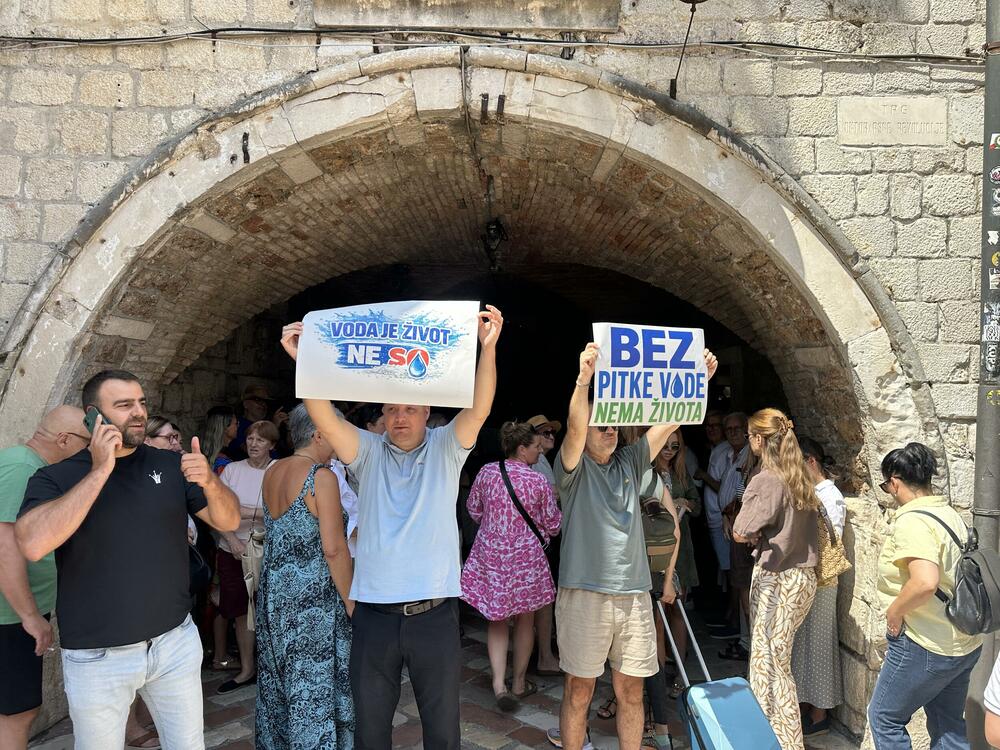 Blokirali ulaz u Stari grad u Kotoru: Građani traže pitku vodu
