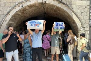 Blokirali ulaz u Stari grad u Kotoru: Građani traže pitku vodu