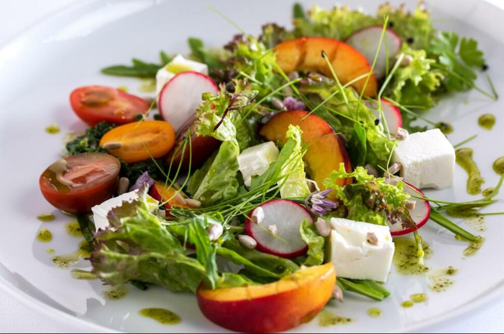 salata sa nektarinama