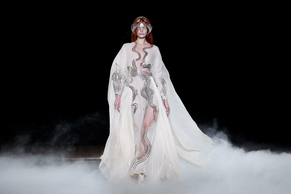 <p>Dizajnerke Iris van Herpen predstavila je kreacije u okviru revije visoke mode za sezonu jesen/zima 2026&ndash;2027 u Parizu, Francuska.</p>  <p>Holandska modna dizajnerka poznata je po tome što je pomjerila granice visoke mode spajajući tradicionalni zanat visoke mode sa savremenom tehnologijom, arhitekturom, naukom i digitalnim dizajnom.</p>  <p>Van Herpen (42) se smatra jednom od najinovativnijih savremenih kreatorki.</p>