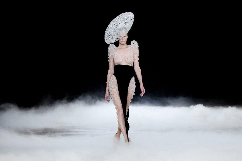 <p>Dizajnerke Iris van Herpen predstavila je kreacije u okviru revije visoke mode za sezonu jesen/zima 2026&ndash;2027 u Parizu, Francuska.</p>  <p>Holandska modna dizajnerka poznata je po tome što je pomjerila granice visoke mode spajajući tradicionalni zanat visoke mode sa savremenom tehnologijom, arhitekturom, naukom i digitalnim dizajnom.</p>  <p>Van Herpen (42) se smatra jednom od najinovativnijih savremenih kreatorki.</p>
