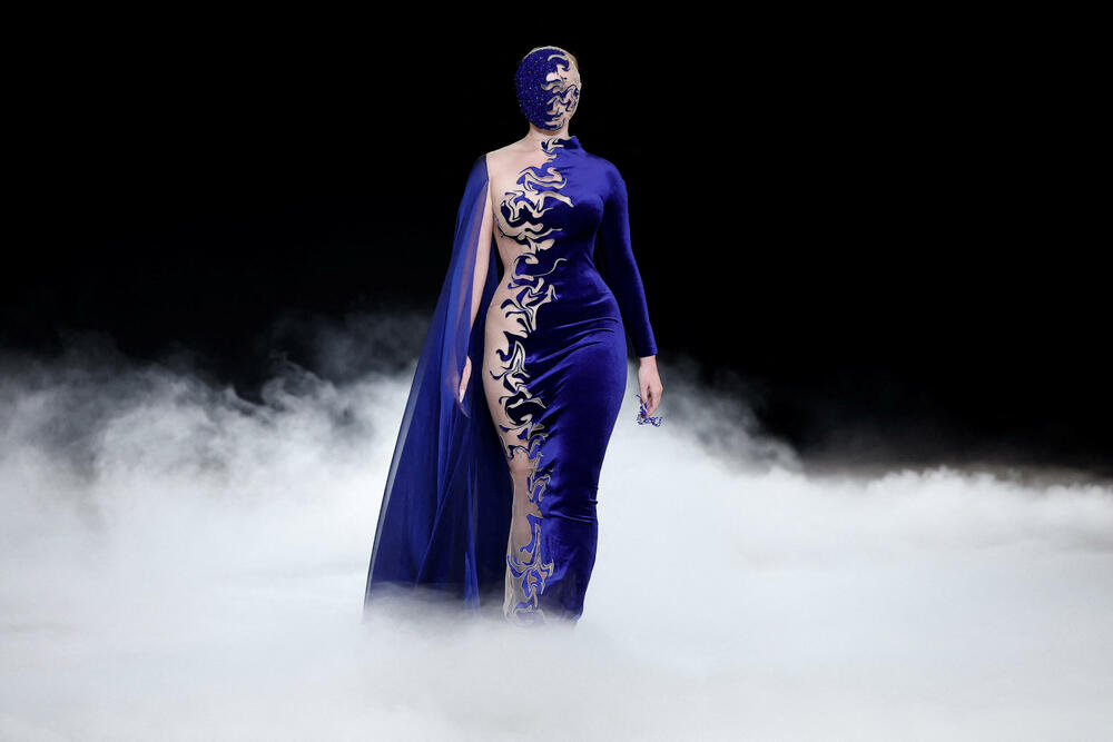 <p>Dizajnerke Iris van Herpen predstavila je kreacije u okviru revije visoke mode za sezonu jesen/zima 2026&ndash;2027 u Parizu, Francuska.</p>  <p>Holandska modna dizajnerka poznata je po tome što je pomjerila granice visoke mode spajajući tradicionalni zanat visoke mode sa savremenom tehnologijom, arhitekturom, naukom i digitalnim dizajnom.</p>  <p>Van Herpen (42) se smatra jednom od najinovativnijih savremenih kreatorki.</p>