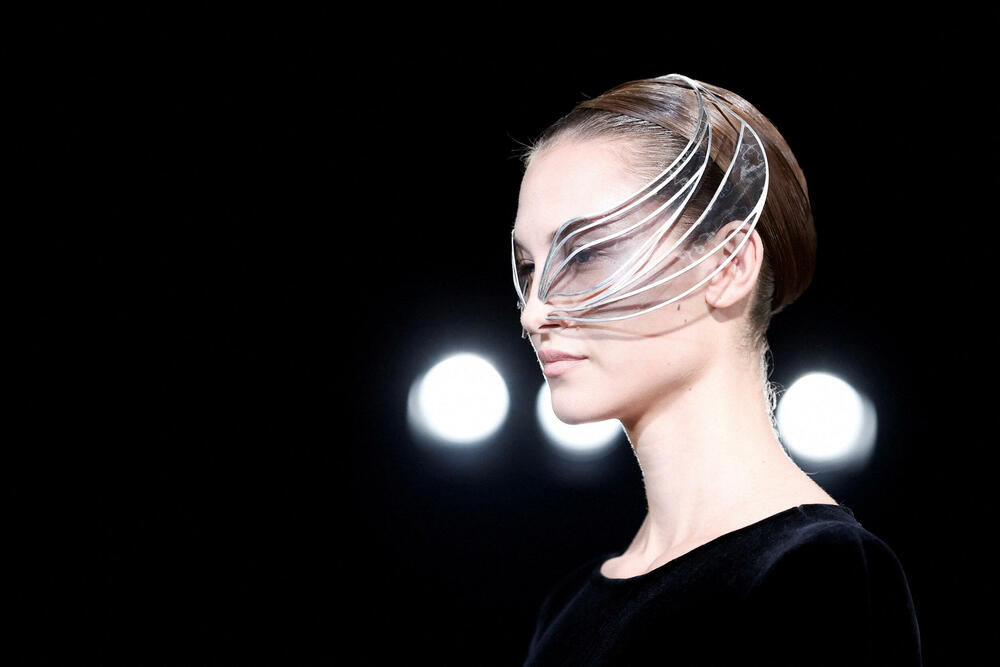 <p>Dizajnerke Iris van Herpen predstavila je kreacije u okviru revije visoke mode za sezonu jesen/zima 2026&ndash;2027 u Parizu, Francuska.</p>  <p>Holandska modna dizajnerka poznata je po tome što je pomjerila granice visoke mode spajajući tradicionalni zanat visoke mode sa savremenom tehnologijom, arhitekturom, naukom i digitalnim dizajnom.</p>  <p>Van Herpen (42) se smatra jednom od najinovativnijih savremenih kreatorki.</p>