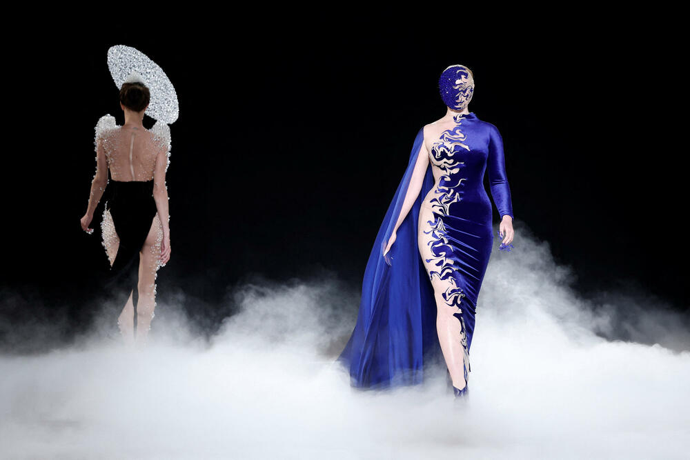 <p>Dizajnerke Iris van Herpen predstavila je kreacije u okviru revije visoke mode za sezonu jesen/zima 2026&ndash;2027 u Parizu, Francuska.</p>  <p>Holandska modna dizajnerka poznata je po tome što je pomjerila granice visoke mode spajajući tradicionalni zanat visoke mode sa savremenom tehnologijom, arhitekturom, naukom i digitalnim dizajnom.</p>  <p>Van Herpen (42) se smatra jednom od najinovativnijih savremenih kreatorki.</p>