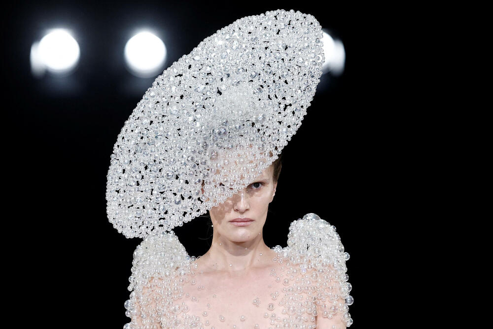 <p>Dizajnerke Iris van Herpen predstavila je kreacije u okviru revije visoke mode za sezonu jesen/zima 2026&ndash;2027 u Parizu, Francuska.</p>  <p>Holandska modna dizajnerka poznata je po tome što je pomjerila granice visoke mode spajajući tradicionalni zanat visoke mode sa savremenom tehnologijom, arhitekturom, naukom i digitalnim dizajnom.</p>  <p>Van Herpen (42) se smatra jednom od najinovativnijih savremenih kreatorki.</p>