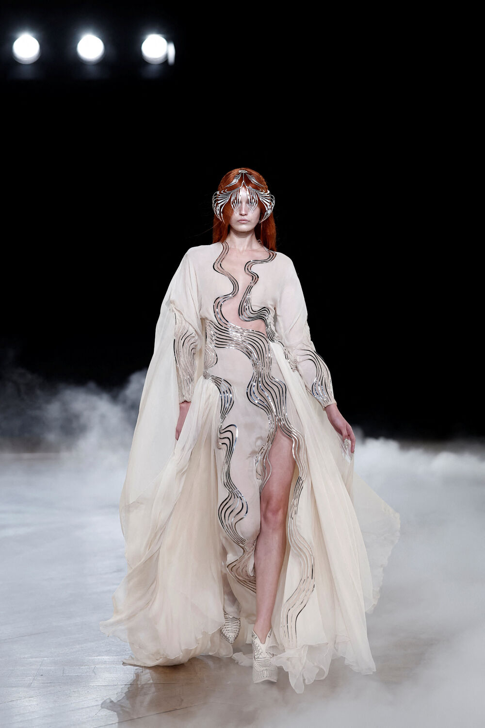 <p>Dizajnerke Iris van Herpen predstavila je kreacije u okviru revije visoke mode za sezonu jesen/zima 2026&ndash;2027 u Parizu, Francuska.</p>  <p>Holandska modna dizajnerka poznata je po tome što je pomjerila granice visoke mode spajajući tradicionalni zanat visoke mode sa savremenom tehnologijom, arhitekturom, naukom i digitalnim dizajnom.</p>  <p>Van Herpen (42) se smatra jednom od najinovativnijih savremenih kreatorki.</p>