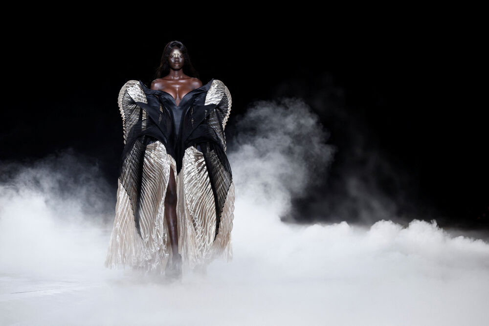 <p>Dizajnerke Iris van Herpen predstavila je kreacije u okviru revije visoke mode za sezonu jesen/zima 2026&ndash;2027 u Parizu, Francuska.</p>  <p>Holandska modna dizajnerka poznata je po tome što je pomjerila granice visoke mode spajajući tradicionalni zanat visoke mode sa savremenom tehnologijom, arhitekturom, naukom i digitalnim dizajnom.</p>  <p>Van Herpen (42) se smatra jednom od najinovativnijih savremenih kreatorki.</p>