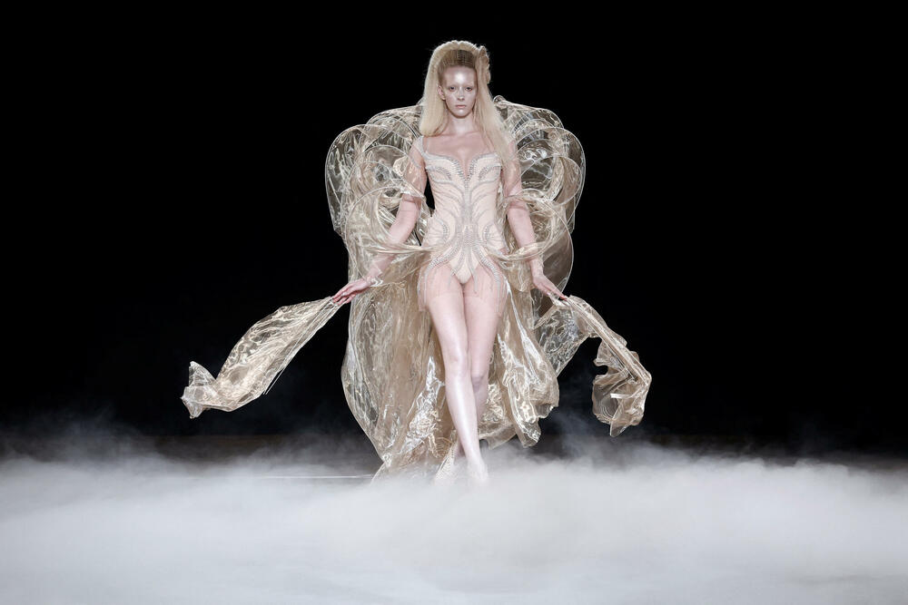 <p>Dizajnerke Iris van Herpen predstavila je kreacije u okviru revije visoke mode za sezonu jesen/zima 2026&ndash;2027 u Parizu, Francuska.</p>  <p>Holandska modna dizajnerka poznata je po tome što je pomjerila granice visoke mode spajajući tradicionalni zanat visoke mode sa savremenom tehnologijom, arhitekturom, naukom i digitalnim dizajnom.</p>  <p>Van Herpen (42) se smatra jednom od najinovativnijih savremenih kreatorki.</p>