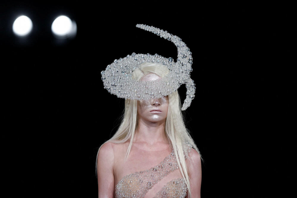 <p>Dizajnerke Iris van Herpen predstavila je kreacije u okviru revije visoke mode za sezonu jesen/zima 2026&ndash;2027 u Parizu, Francuska.</p>  <p>Holandska modna dizajnerka poznata je po tome što je pomjerila granice visoke mode spajajući tradicionalni zanat visoke mode sa savremenom tehnologijom, arhitekturom, naukom i digitalnim dizajnom.</p>  <p>Van Herpen (42) se smatra jednom od najinovativnijih savremenih kreatorki.</p>