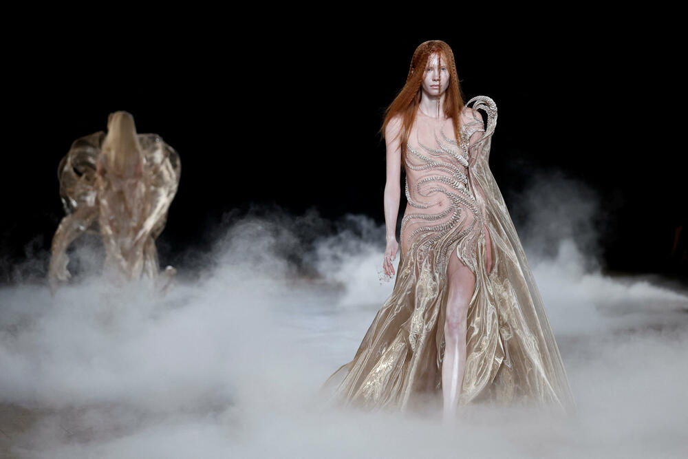 <p>Dizajnerke Iris van Herpen predstavila je kreacije u okviru revije visoke mode za sezonu jesen/zima 2026&ndash;2027 u Parizu, Francuska.</p>  <p>Holandska modna dizajnerka poznata je po tome što je pomjerila granice visoke mode spajajući tradicionalni zanat visoke mode sa savremenom tehnologijom, arhitekturom, naukom i digitalnim dizajnom.</p>  <p>Van Herpen (42) se smatra jednom od najinovativnijih savremenih kreatorki.</p>